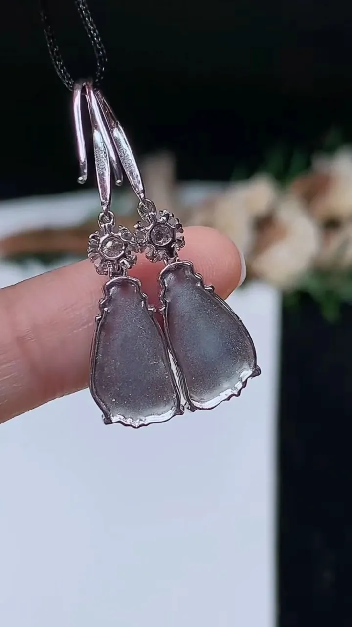 天然A货翡翠掌上明珠耳坠，尺寸13.8-7.8-4.5，重量:3.18g11月7日
工厂直销收藏佳品,种好水足，色泽均匀，有种有色，上手高大气！