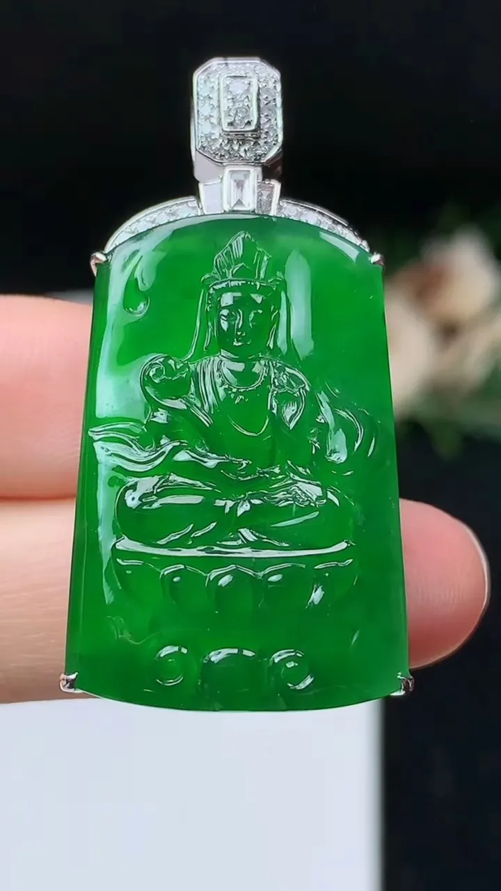 天然A货翡翠观音菩萨吊坠，尺寸30.9-20.4-8.6，重量:9.20g
11月7日