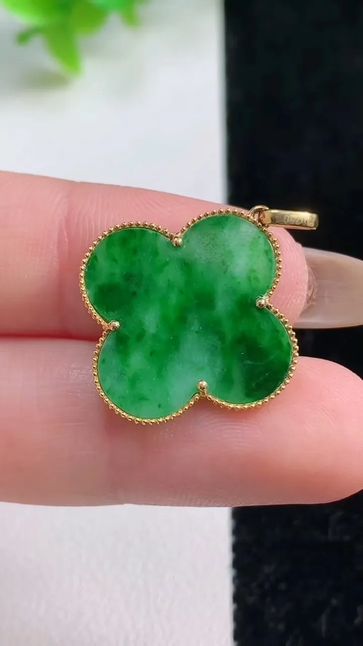 天然A货翡翠四叶草吊坠，尺寸21.2-17.3-1.1，重量:1.57g
11月7日