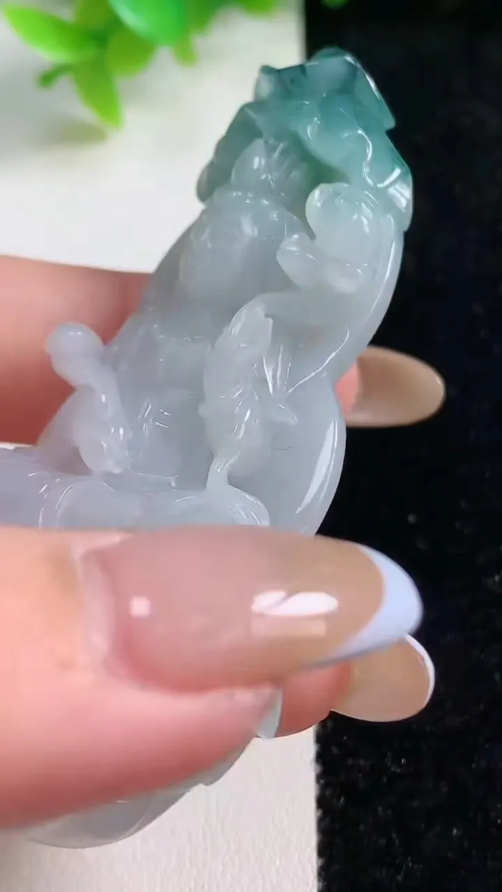 天然A货翡翠双彩飘花大势至观音菩萨吊坠，尺寸70.6-36.3-10.5，重量:40.69g
11月