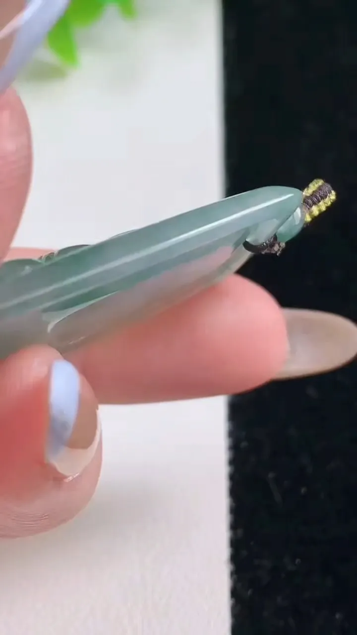 天然A货翡翠冰种飘花大日如来吊坠，尺寸35.8-27-5.6，重量:10.17g
11月7日