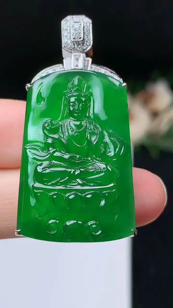 天然A货翡翠观音菩萨吊坠，尺寸30.9-20.4-8.6，重量:9.20g
11月7日