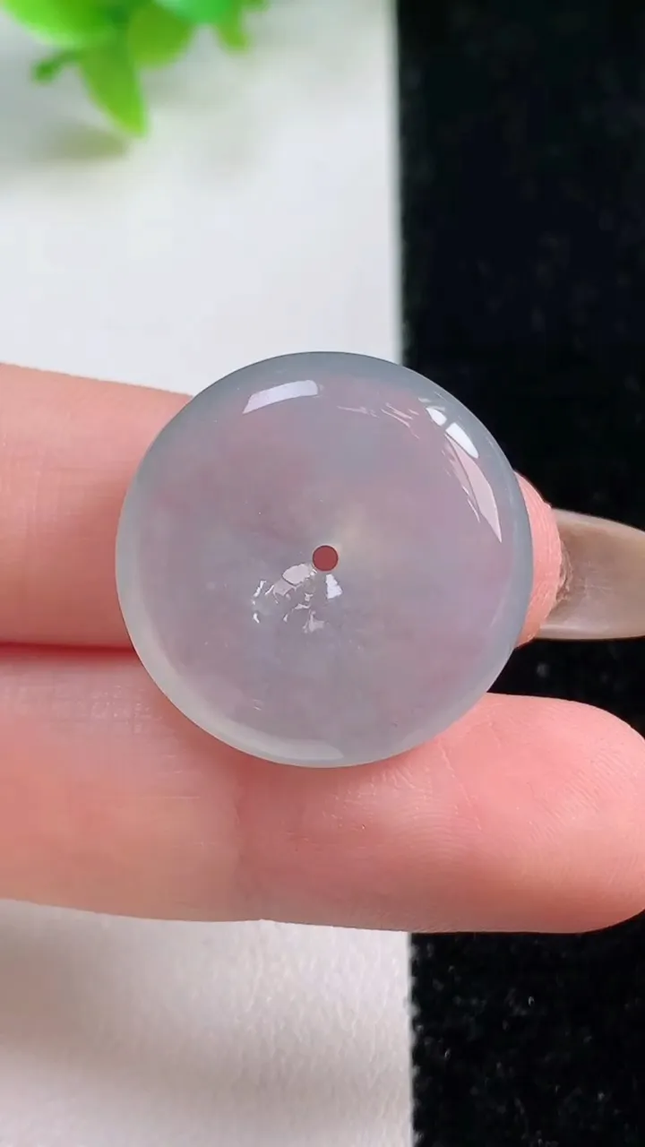 天然A货翡翠平安扣吊坠，尺寸22.8-2.6，重量:5.96g
11月7日