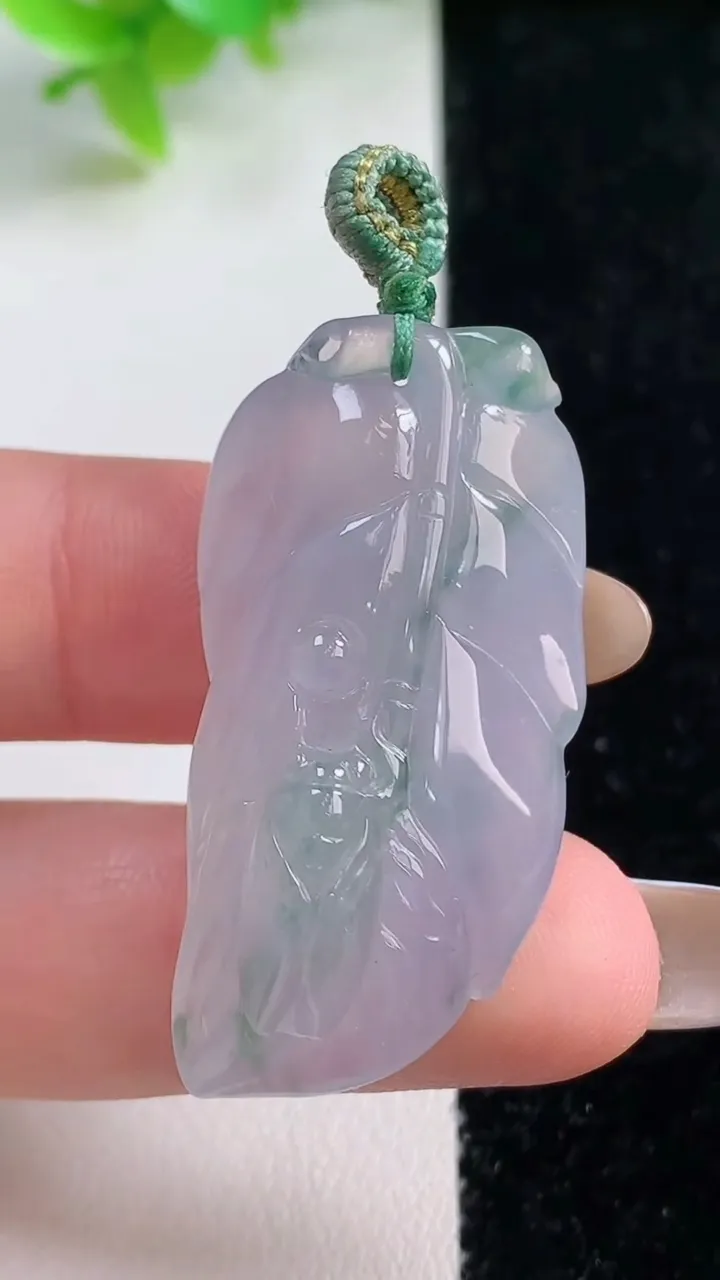 天然A货翡翠冰种飘花金枝玉叶 叶子吊坠，尺寸40-19-7.9，重量:10.60g
11月7日