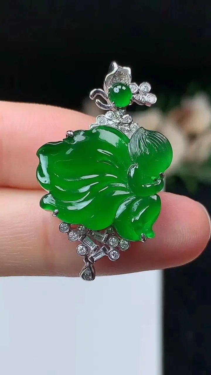 天然A货翡翠花仙子吊坠，尺寸16.4-18.5-6.6，重量:4.47g
11月7日