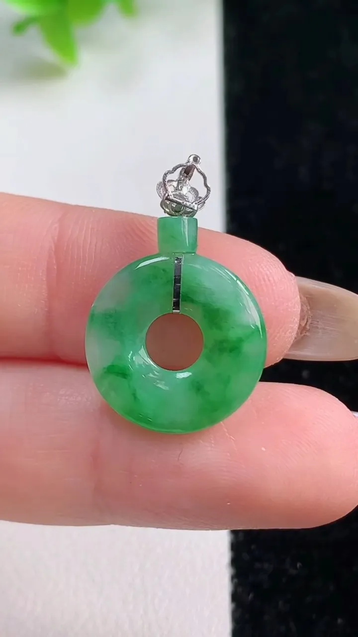 天然A货翡翠平安环吊坠，尺寸15.9-2.5，重量:1.42g
11月7日