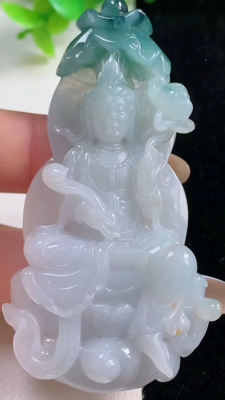 天然A货翡翠双彩飘花大势至观音菩萨吊坠，尺寸70.6-36.3-10.5，重量:40.69g
11月