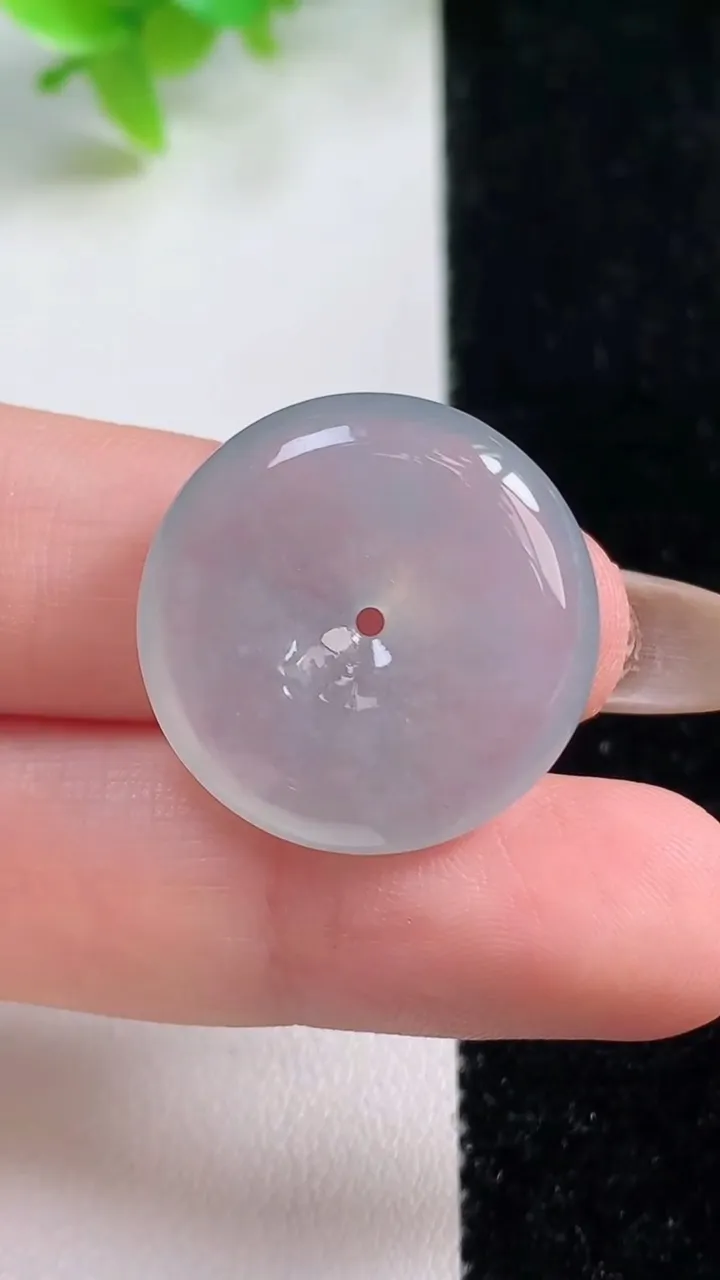 天然A货翡翠平安扣吊坠，尺寸22.8-2.6，重量:5.96g
11月7日