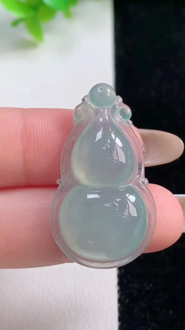 天然A货翡翠葫芦吊坠，尺寸34-19.5-6.7，重量:5.54g
11月7日