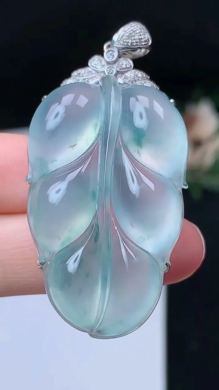 天然A货翡翠飘花金枝玉叶 叶子吊坠，尺寸40.9-25.2-12，重量:17.00g
11月7日