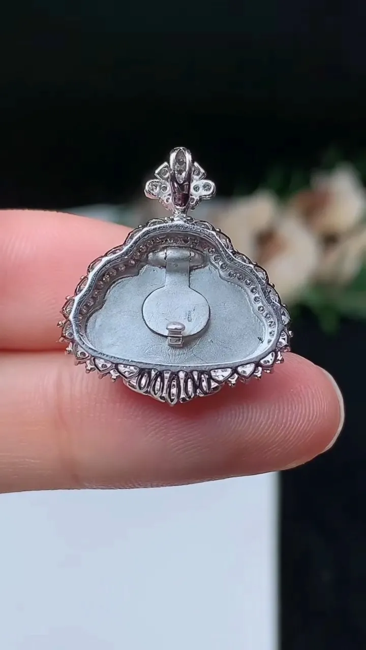 天然A货翡翠佛公吊坠，尺寸22.9-20.6-7.8，裸石11.3-16.4，重量:3.37g
11月7日，重量:3.37g