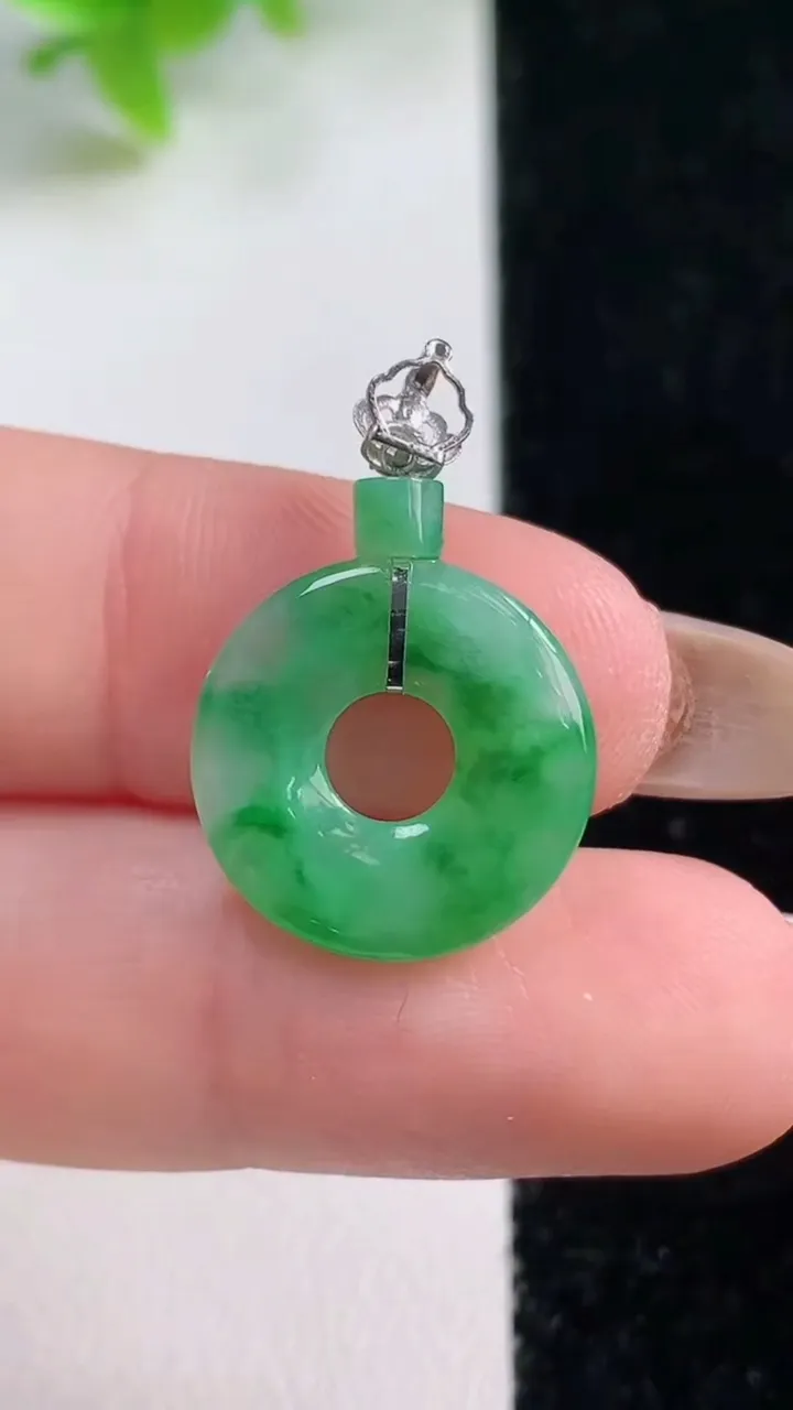 天然A货翡翠平安环吊坠，尺寸15.9-2.5，重量:1.42g
11月7日