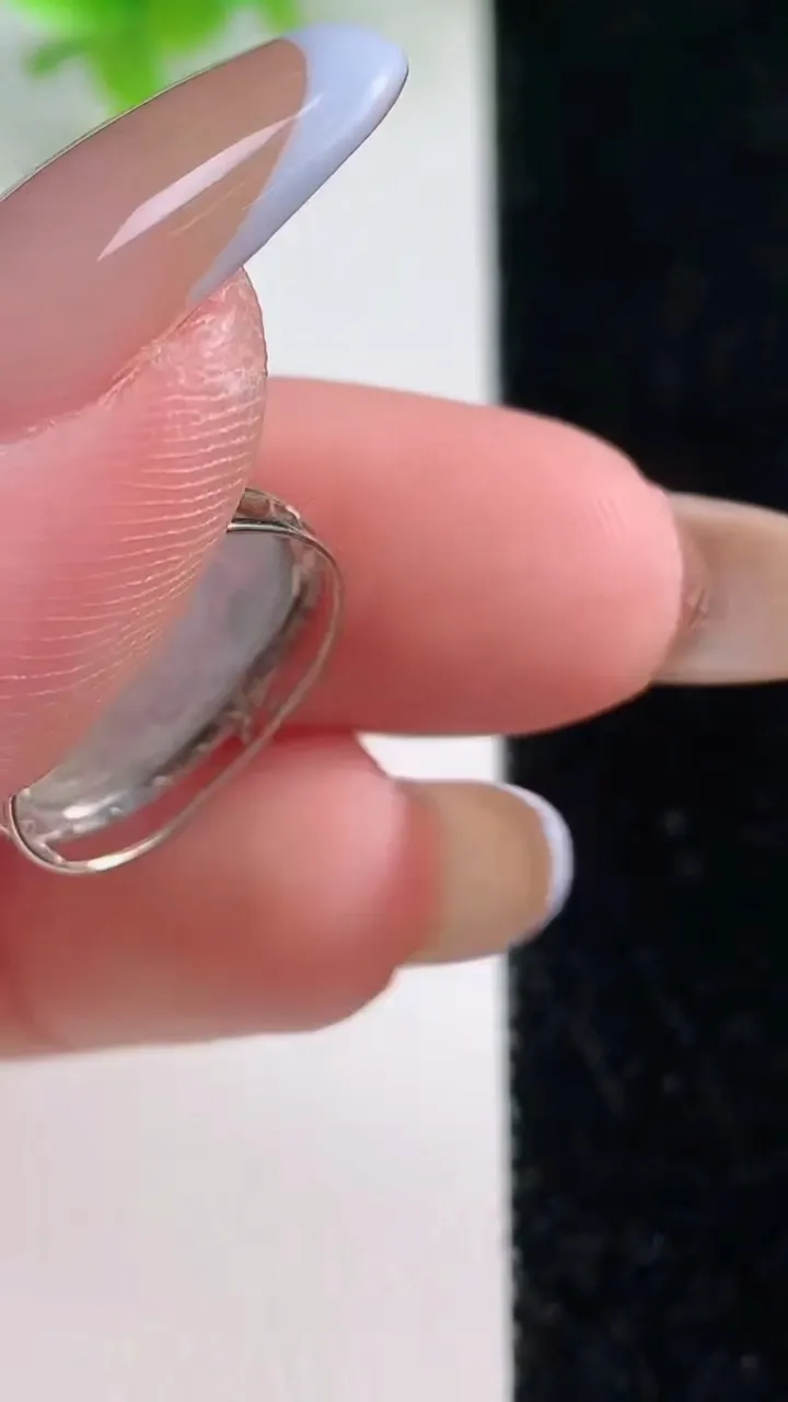 天然A货翡翠金蟾吊坠，尺寸17-12.8-7.6裸石14.6-10.7，重量:2.60g
11月7日