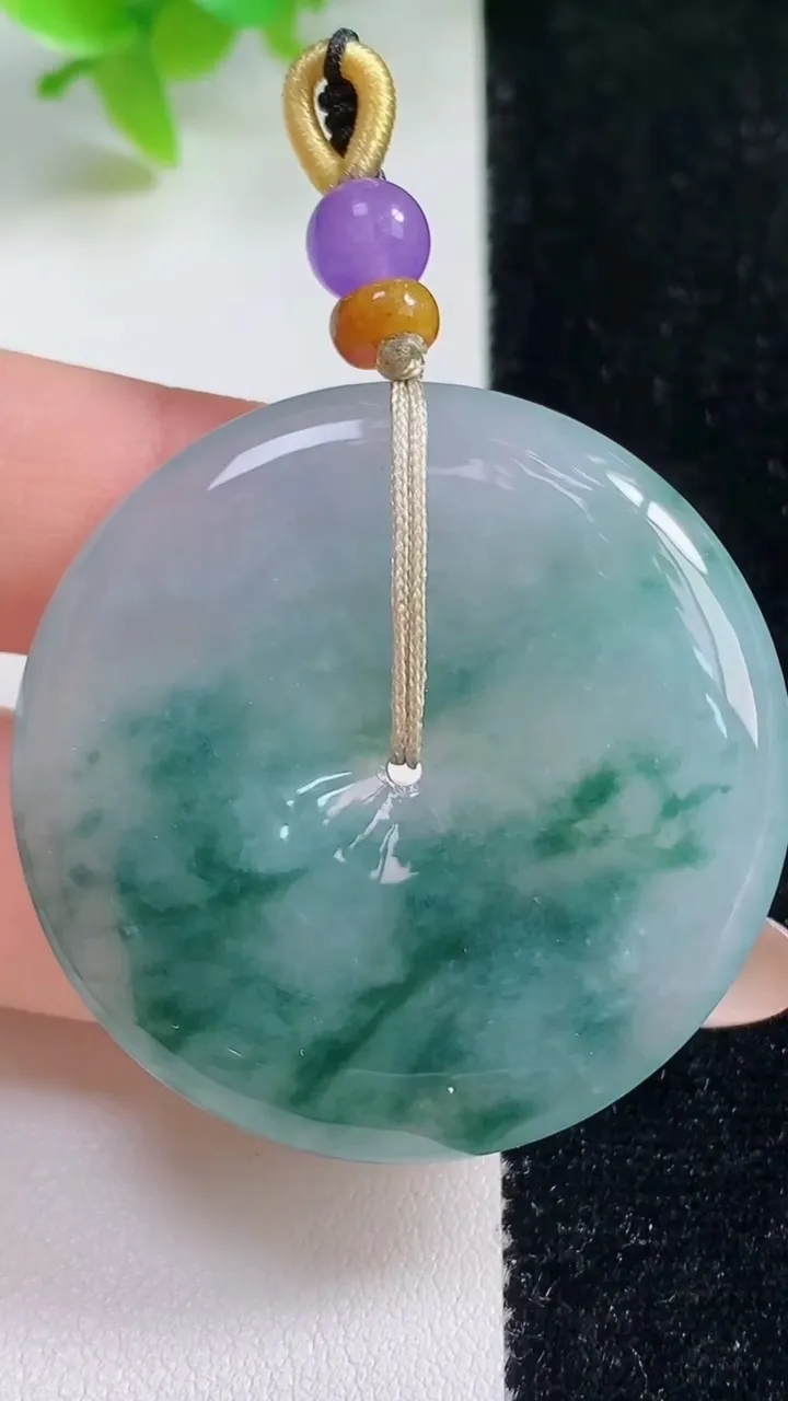 天然A货翡翠冰种飘花平安扣吊坠，尺寸39.7-6.2，重量:21.93g
11月7日