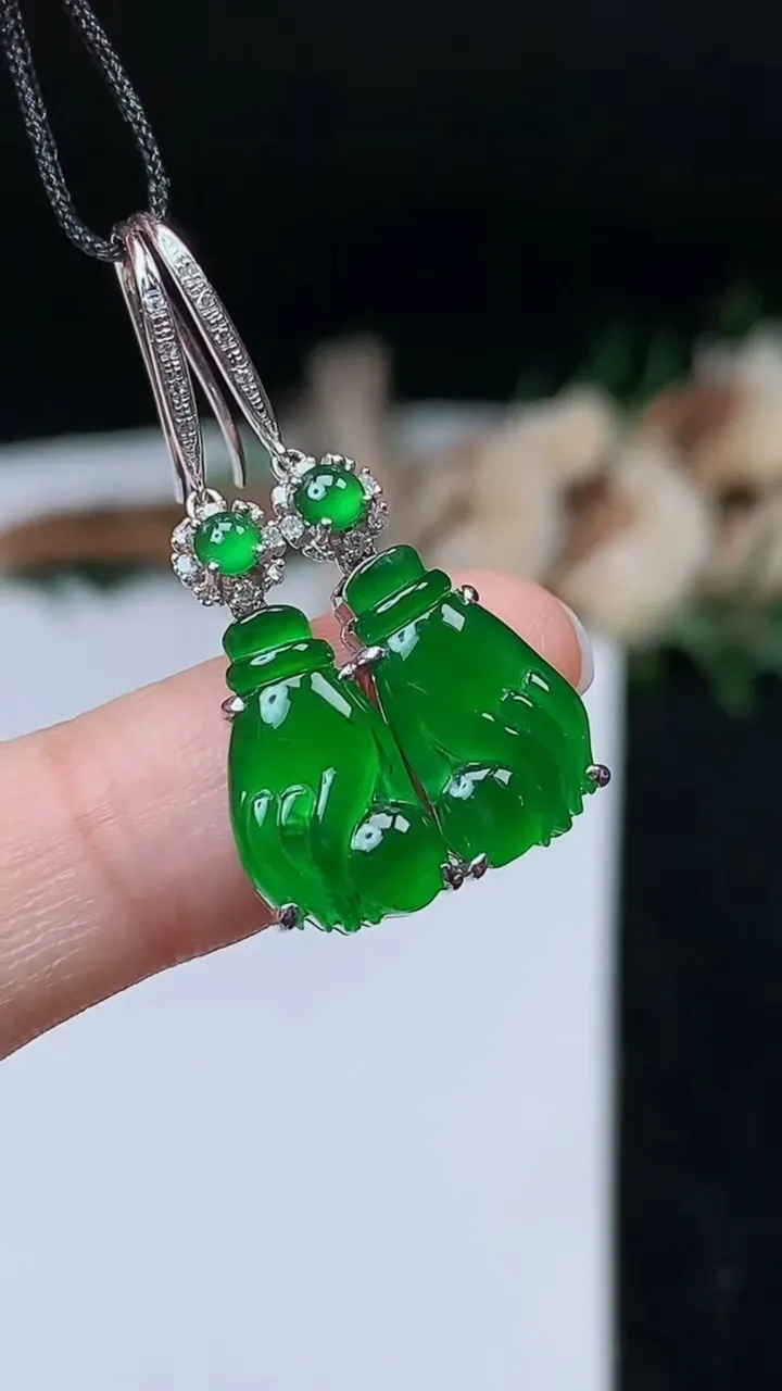 天然A货翡翠掌上明珠耳坠，尺寸13.8-7.8-4.5，重量:3.18g11月7日
工厂直销收藏佳品