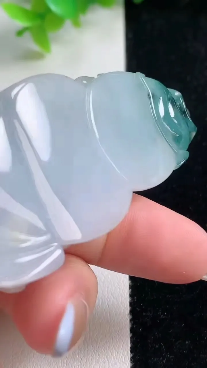 天然A货翡翠双彩飘花大势至观音菩萨吊坠，尺寸70.6-36.3-10.5，重量:40.69g
11月7日