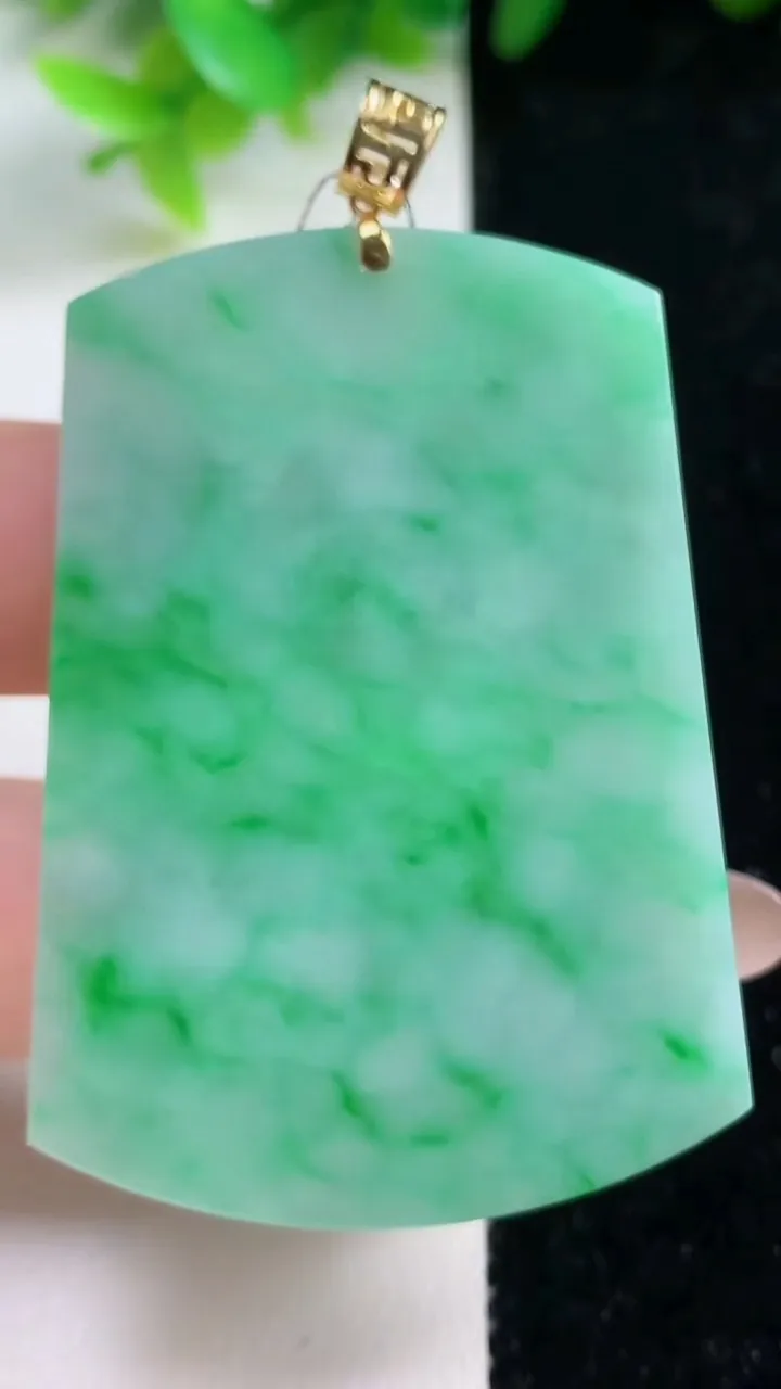 天然A货翡翠无事牌吊坠，尺寸53.2-38.4-5.2，重量:17.02g
11月7日