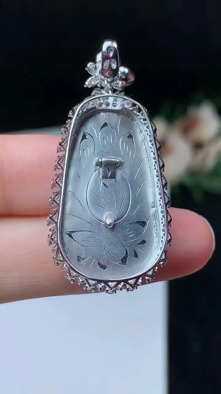 天然A货翡翠如意吊坠，尺寸40-18.9-9.3，裸石27.4-15.2，重量:6.17g
11月7日