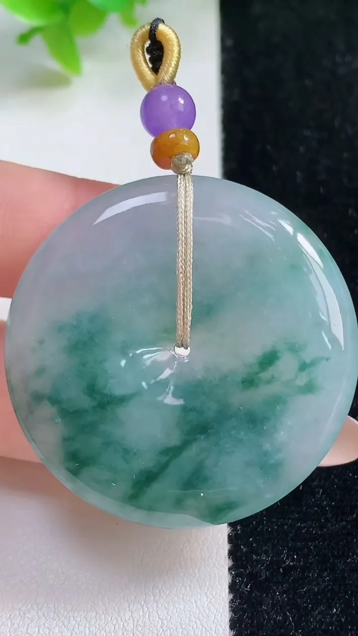 天然A货翡翠冰种飘花平安扣吊坠，尺寸39.7-6.2，重量:21.93g
11月7日