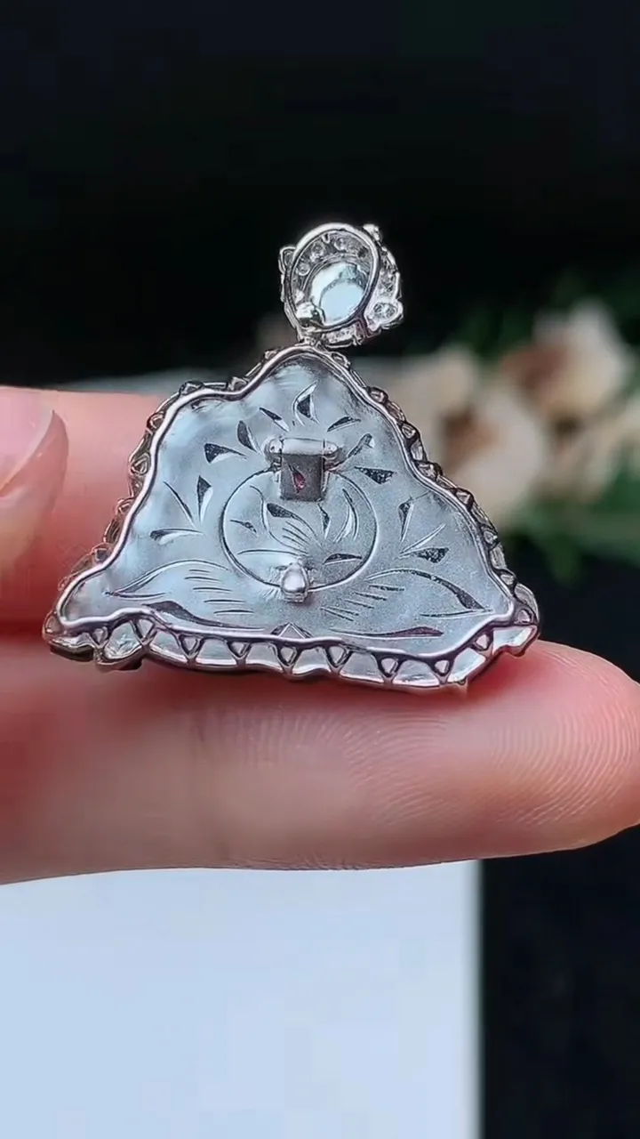 天然A货翡翠生肖兔吊坠，尺寸18-26.4-7.2，重量:4.38g
11月7日