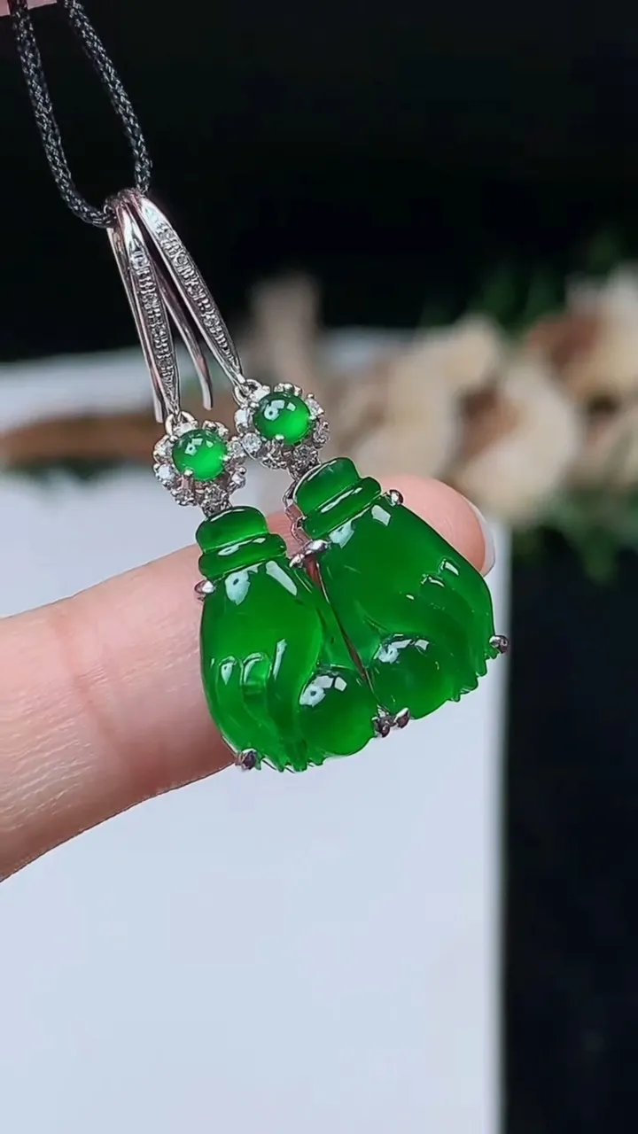 天然A货翡翠掌上明珠耳坠，尺寸13.8-7.8-4.5，重量:3.18g11月7日
工厂直销收藏佳品,种好水足，色泽均匀，有种有色，上手高大气！