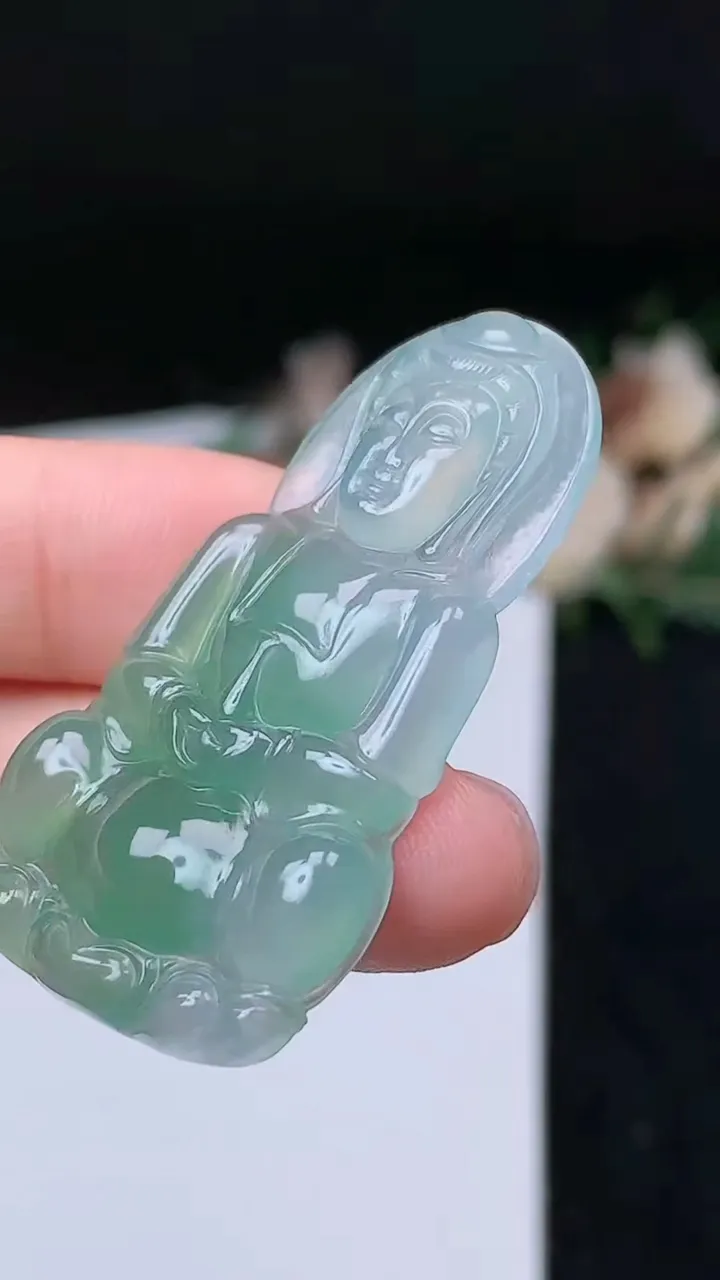 天然A货翡翠观音菩萨吊坠，尺寸43.4-24.7-4.5，重量:8.79g
11月7日