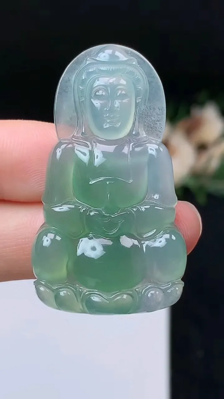 天然A货翡翠观音菩萨吊坠，尺寸43.4-24.7-4.5，重量:8.79g
11月7日