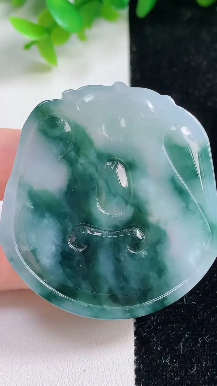 天然A货翡翠冰种飘花观音菩萨吊坠，尺寸50-47-6.2，重量:25.69g
11月7日