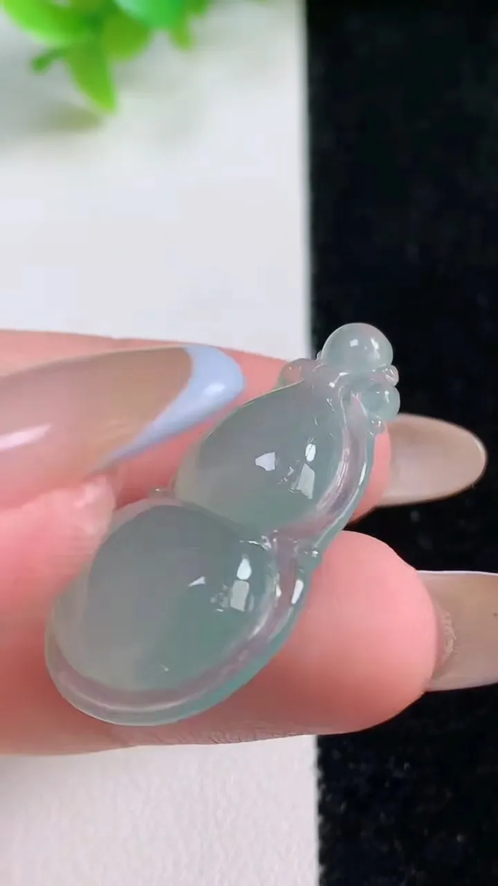 天然A货翡翠葫芦吊坠，尺寸34-19.5-6.7，重量:5.54g
11月7日