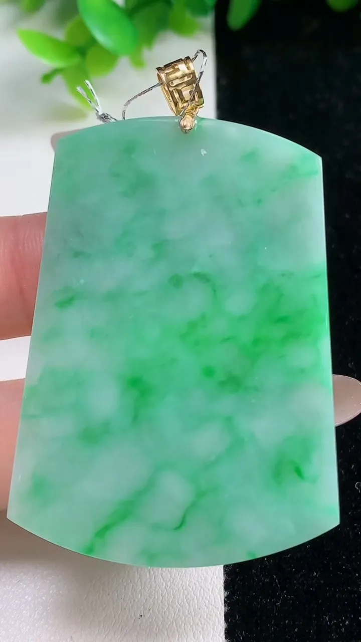 天然A货翡翠无事牌吊坠，尺寸53.2-38.4-5.2，重量:17.02g
11月7日