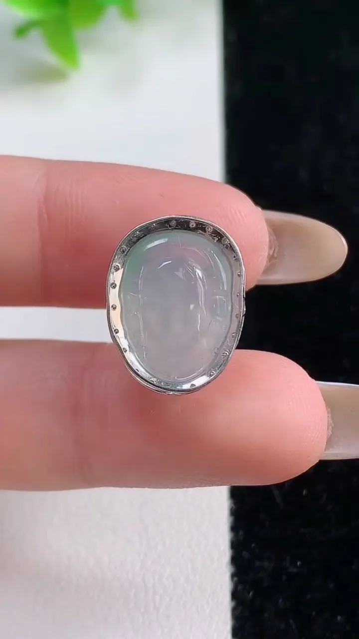 天然A货翡翠金蟾吊坠，尺寸17-12.8-7.6裸石14.6-10.7，重量:2.60g
11月7日