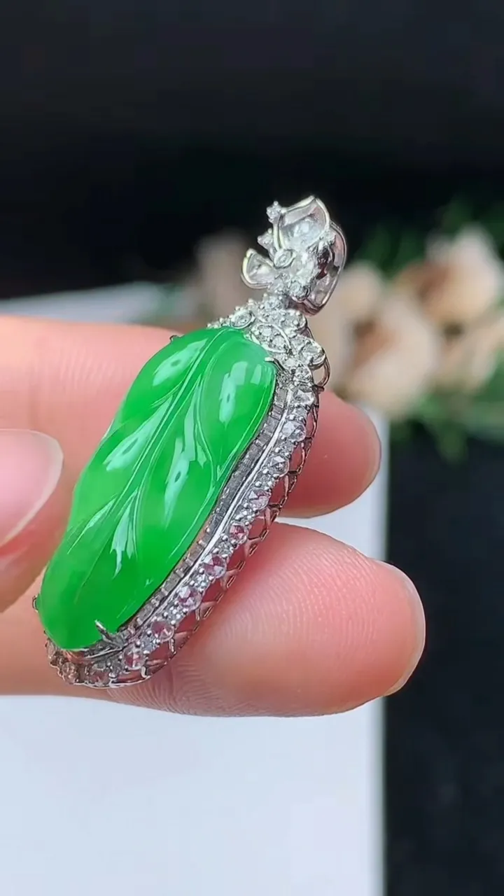 天然A货翡翠金枝玉叶 叶子吊坠，尺寸36.3-14.8-7.8，裸石23.4-11.6，重量:4.36g
11月7日，重量:4.36g