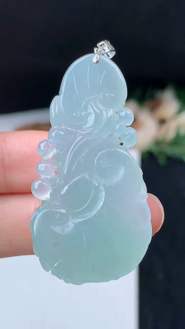 天然A货翡翠白冰凤凰吊坠，尺寸46.4-22.9-8，重量:13.77g
11月8日