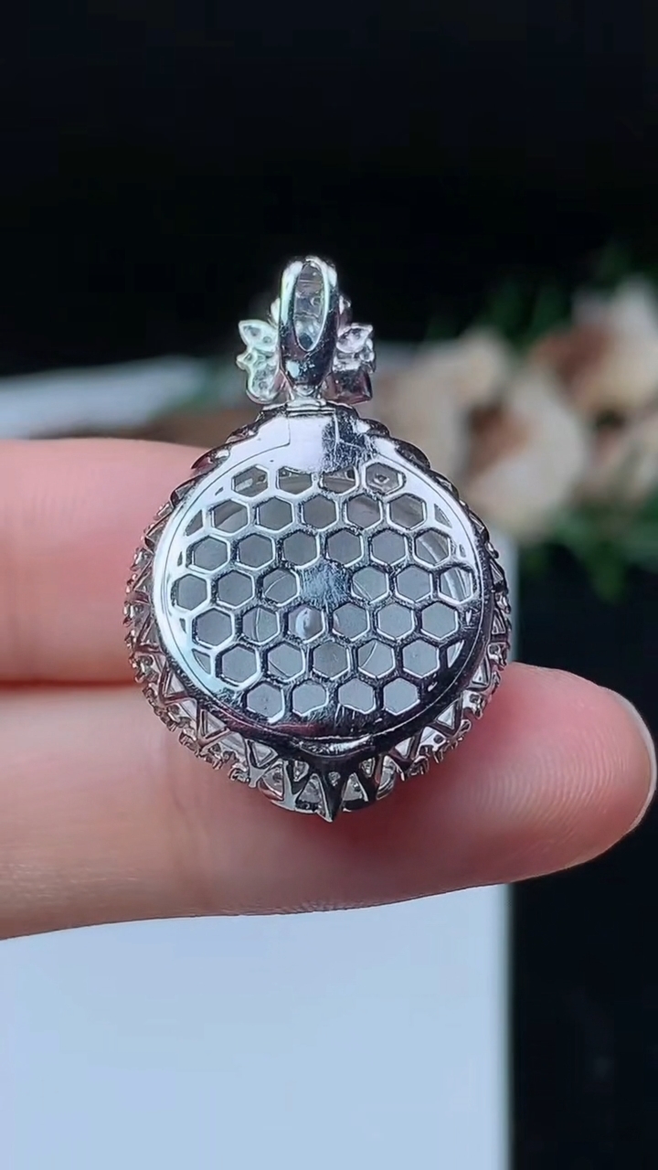 天然A货翡翠平安扣吊坠，尺寸32-20-9，裸石16.5，重量:7.01g
11月8日