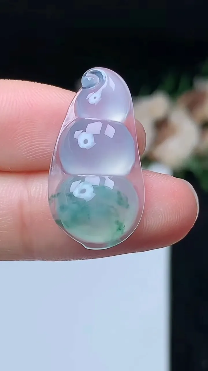 天然A货翡翠飘花福豆镶嵌件，尺寸25.6-13.6-5.6，重量:2.70g
11月8日