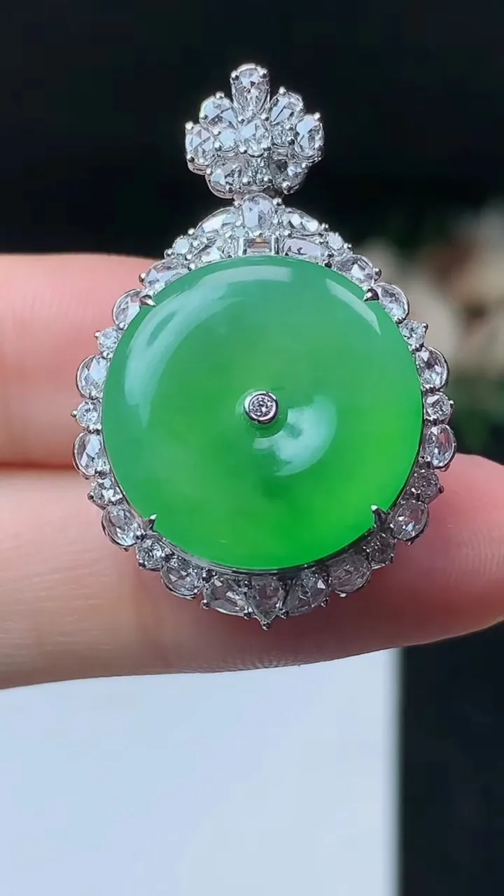 天然A货翡翠平安扣吊坠，尺寸33.2-22.4-10，裸石18，重量:7.13g
11月8日