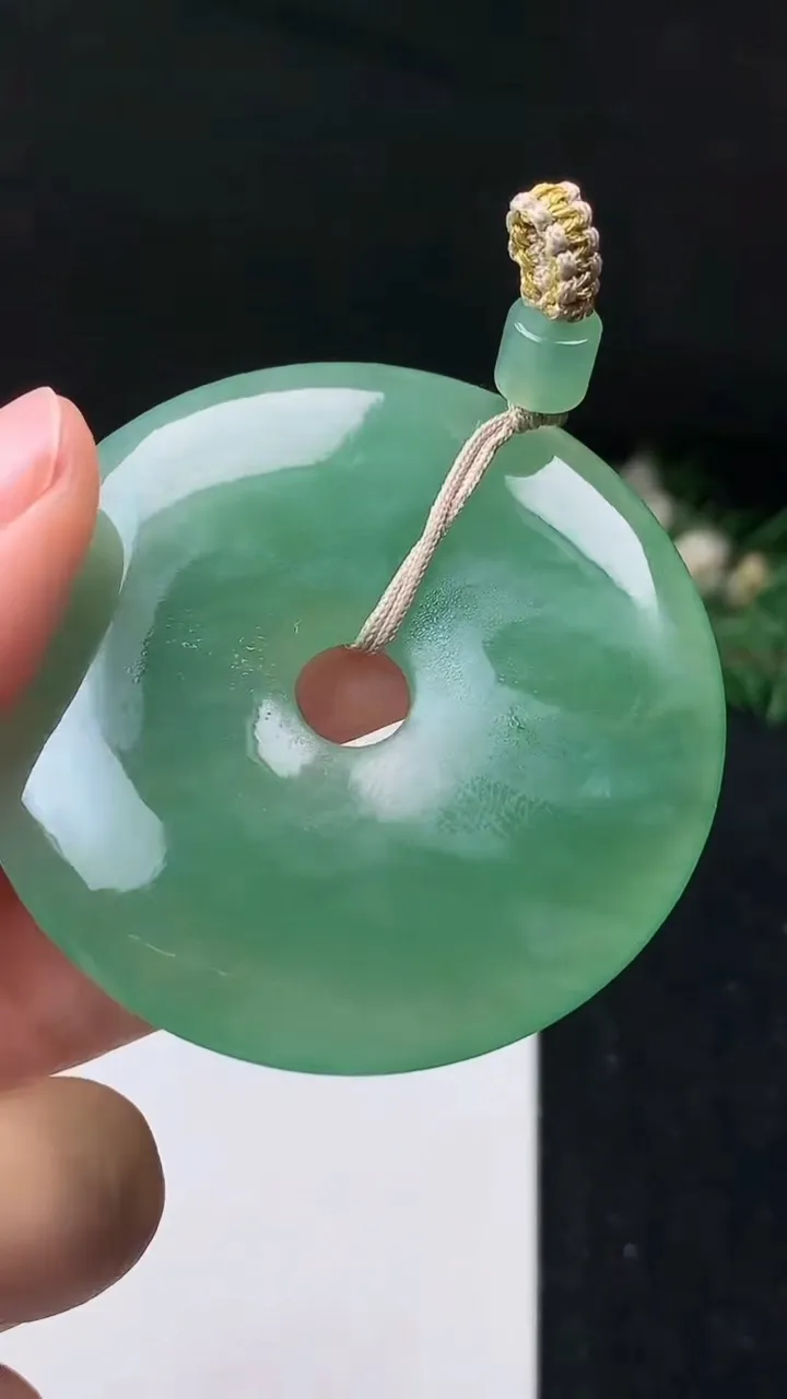 天然A货翡翠平安扣吊坠，尺寸52.7-5.9，重量:35.21g
11月8日