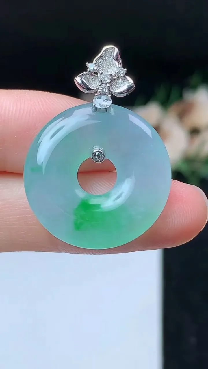 天然A货翡翠平安环吊坠，尺寸22.9-4，重量:5.24g
11月8日