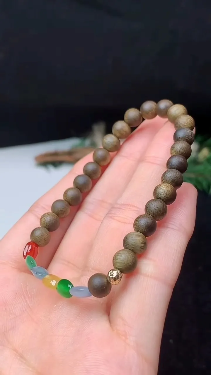 天然A货翡翠四彩路路通手串，尺寸6-4.6-2.7-6颗，重量:3.57g11月8日
工厂直销收藏佳品,种好水足，色泽均匀，有种有色，上手高大气！