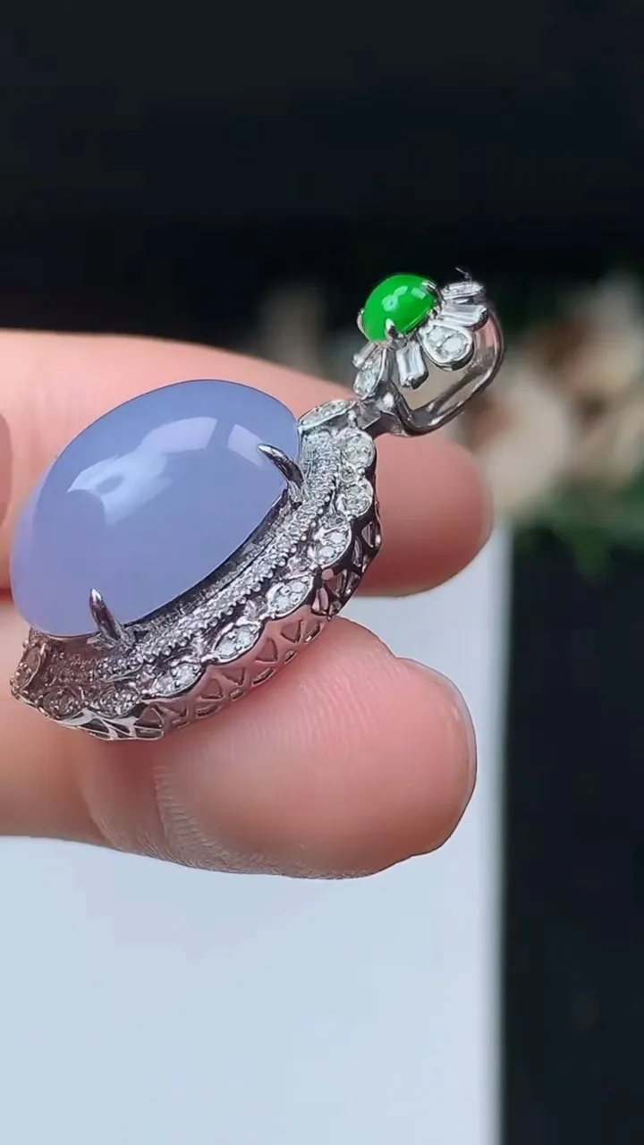 天然A货翡翠紫罗兰蛋面吊坠，尺寸29.9-17.3-11.6，裸石15.6-13，重量:5.62g
11月8日