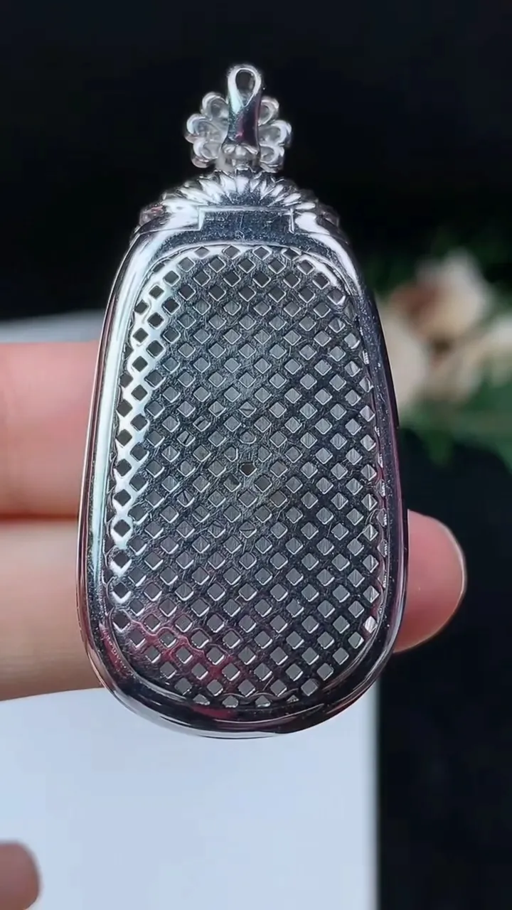 天然A货翡翠如意吊坠，尺寸49.6-22.5-10.5，裸石35-19.7，重量:11.65g
11月8日