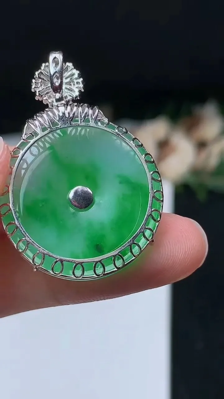 天然A货翡翠平安扣吊坠，尺寸24.8-6.8，重量:7.60g
11月8日