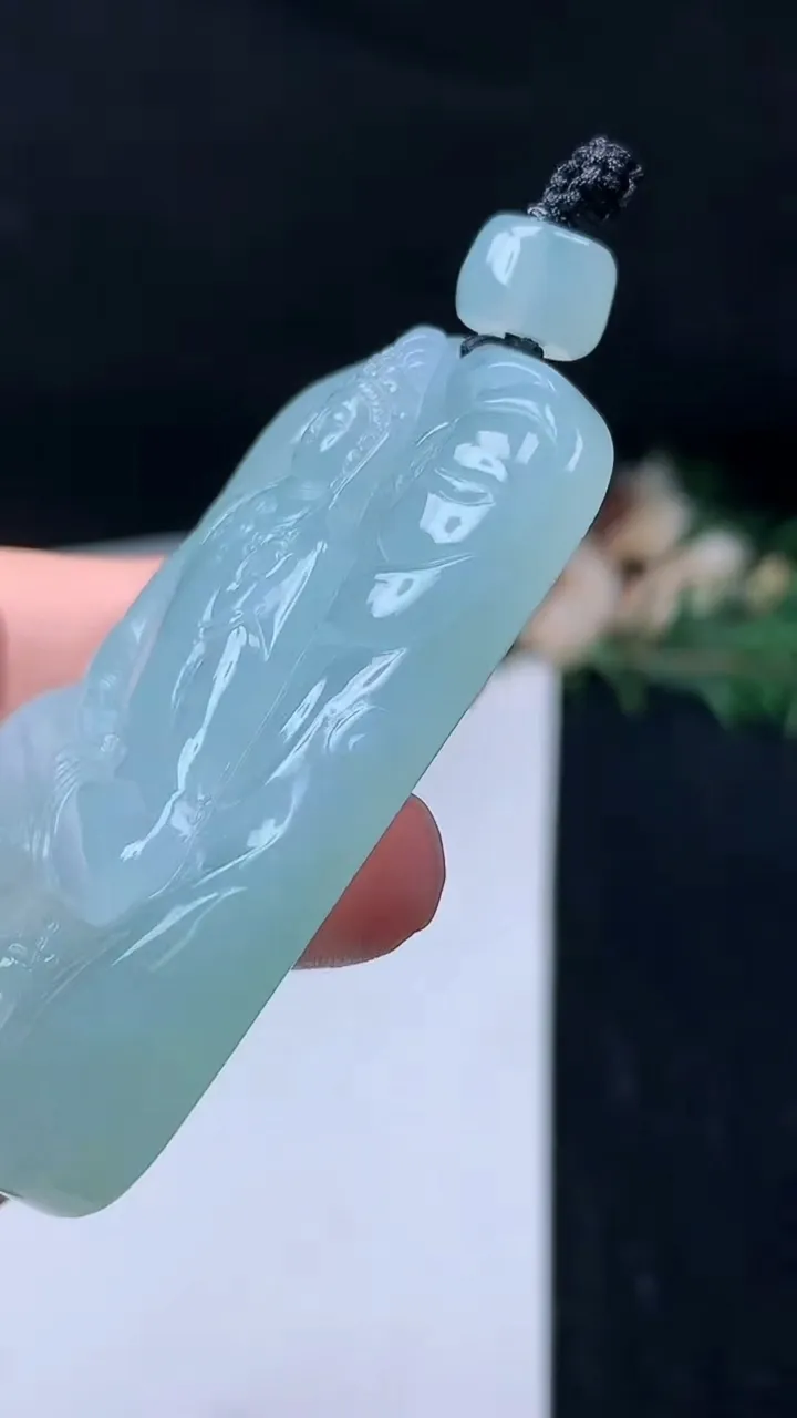 天然A货翡翠素衣观音吊坠，尺寸59.5-37.2-9.7，重量:53.62g
11月8日