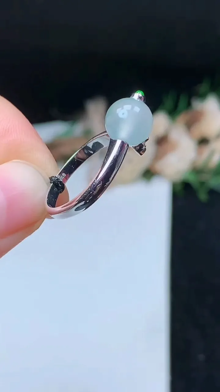 天然A货翡翠飘花圆珠戒指，尺寸17.2-7.6，重量:3.02g2025年11月8日
工厂直销收藏佳品,种好水足，色泽均匀，有种有色，上手高大气！