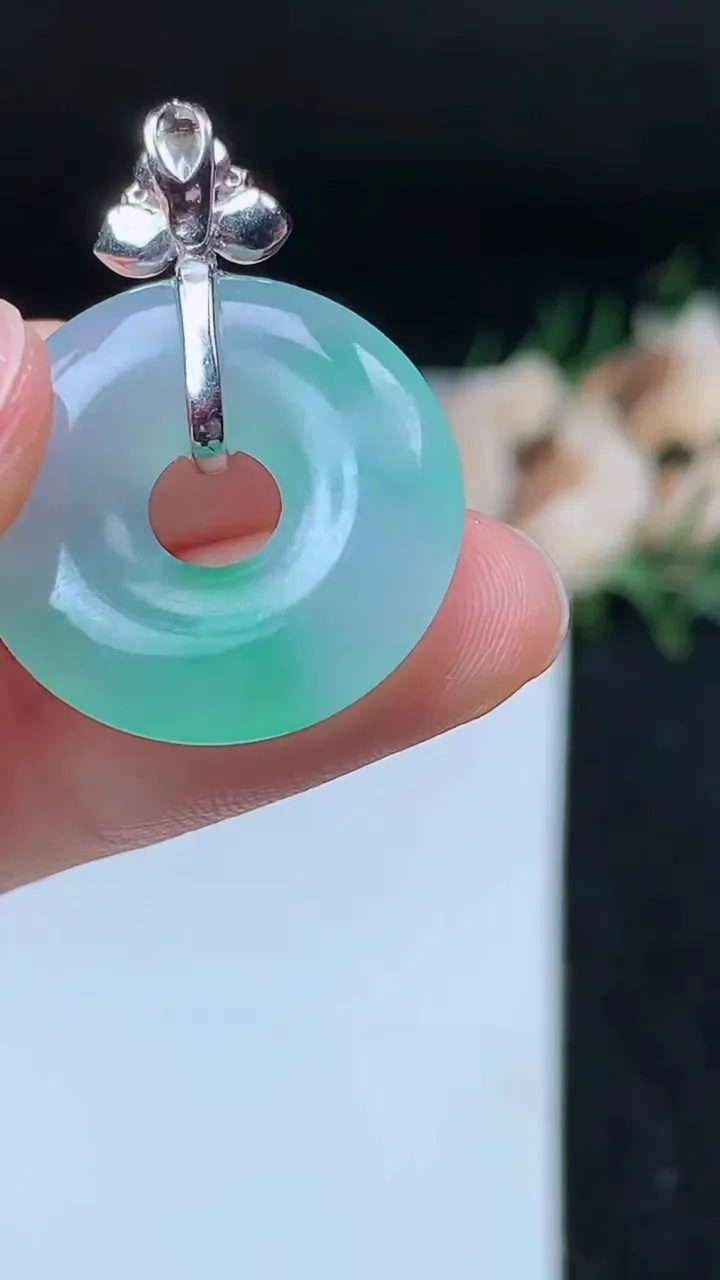 天然A货翡翠平安环吊坠，尺寸22.9-4，重量:5.24g
11月8日