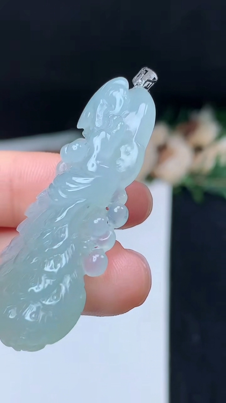 天然A货翡翠白冰凤凰吊坠，尺寸46.4-22.9-8，重量:13.77g
11月8日