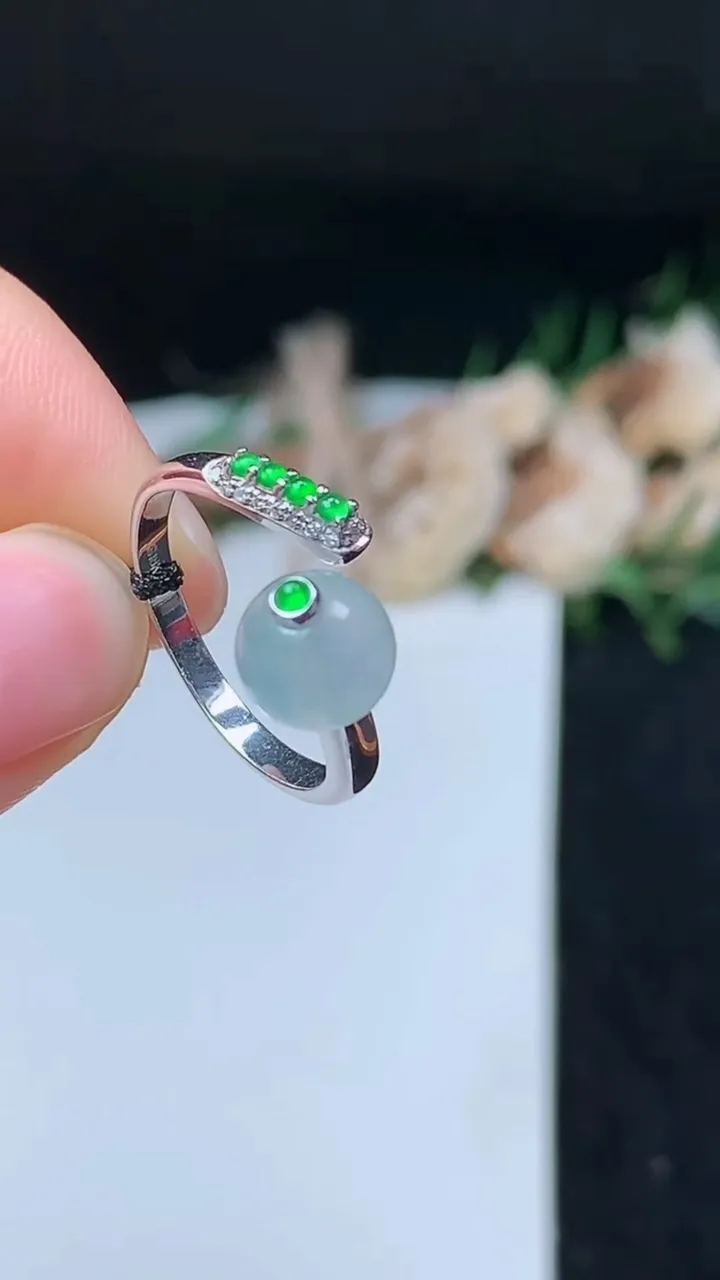 天然A货翡翠飘花圆珠戒指，尺寸17.2-7.6，重量:3.02g2025年11月8日
工厂直销收藏佳