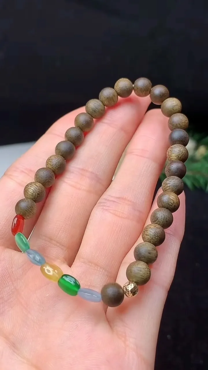 天然A货翡翠四彩路路通手串，尺寸6-4.6-2.7-6颗，重量:3.57g11月8日
工厂直销收藏佳品,种好水足，色泽均匀，有种有色，上手高大气！