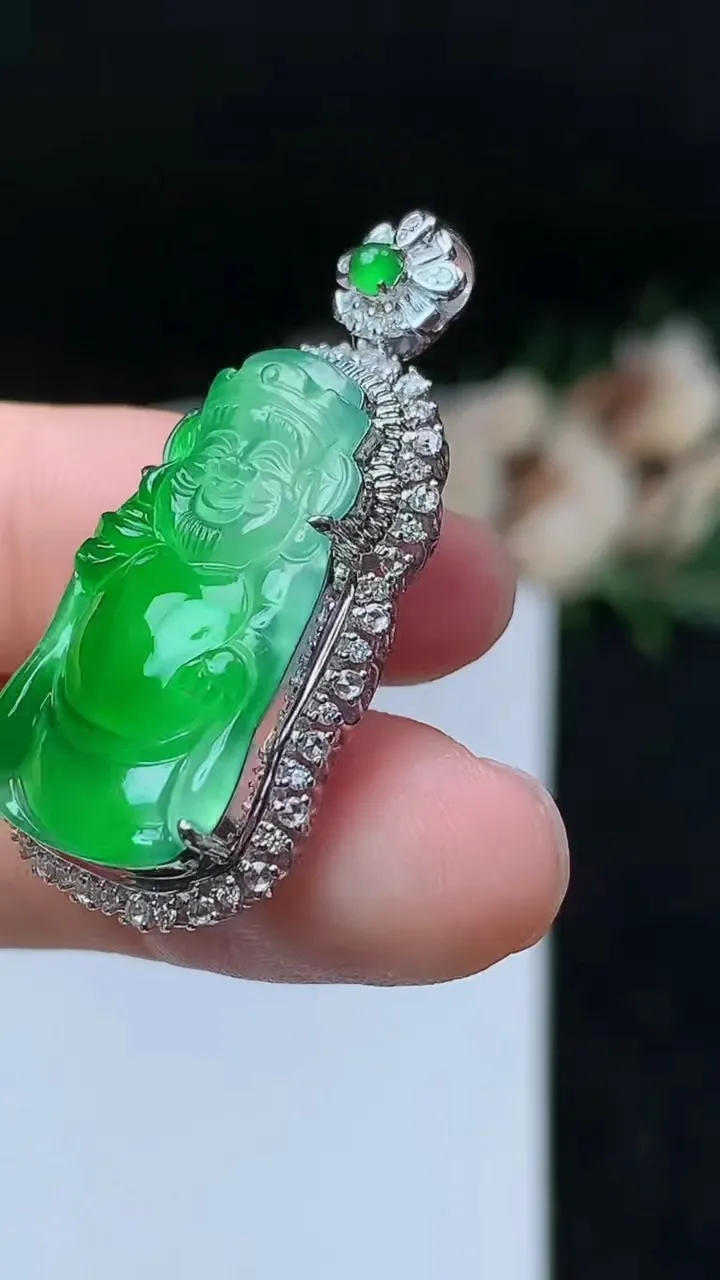 天然A货翡翠财神爷吊坠，尺寸35.8-17-10.4，裸石24.8-14，重量:7.51g
11月8日