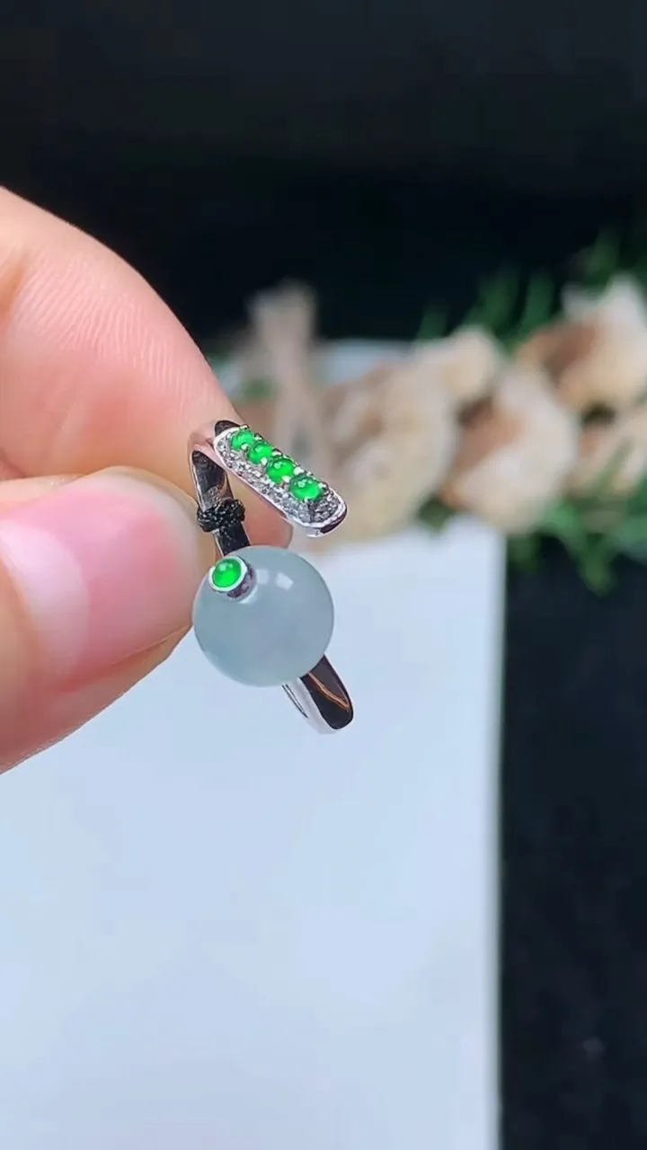 天然A货翡翠飘花圆珠戒指，尺寸17.2-7.6，重量:3.02g2025年11月8日
工厂直销收藏佳品,种好水足，色泽均匀，有种有色，上手高大气！